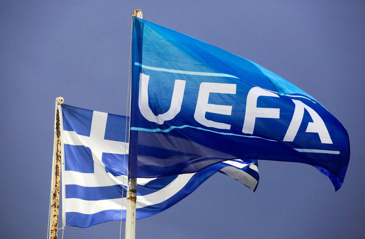 Η σημαίας της Ελλάδας και της UEFA / © Intime