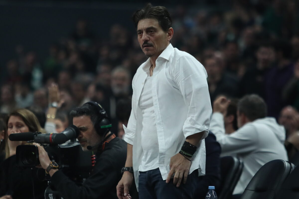 Απάντησε στους Αγγελόπουλους ο Γιαννακόπουλος για το πικάρισμα με το τραπεζάκι