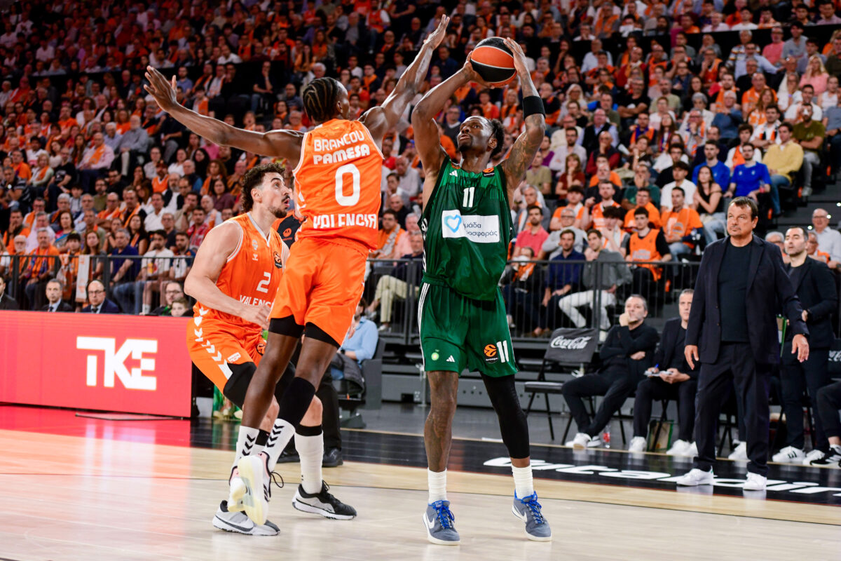 Χέιζ-Ντέιβις: «Έχουμε την πολυτέλεια να παίζουμε μπροστά στους καλύτερους φιλάθλους στον κόσμο»