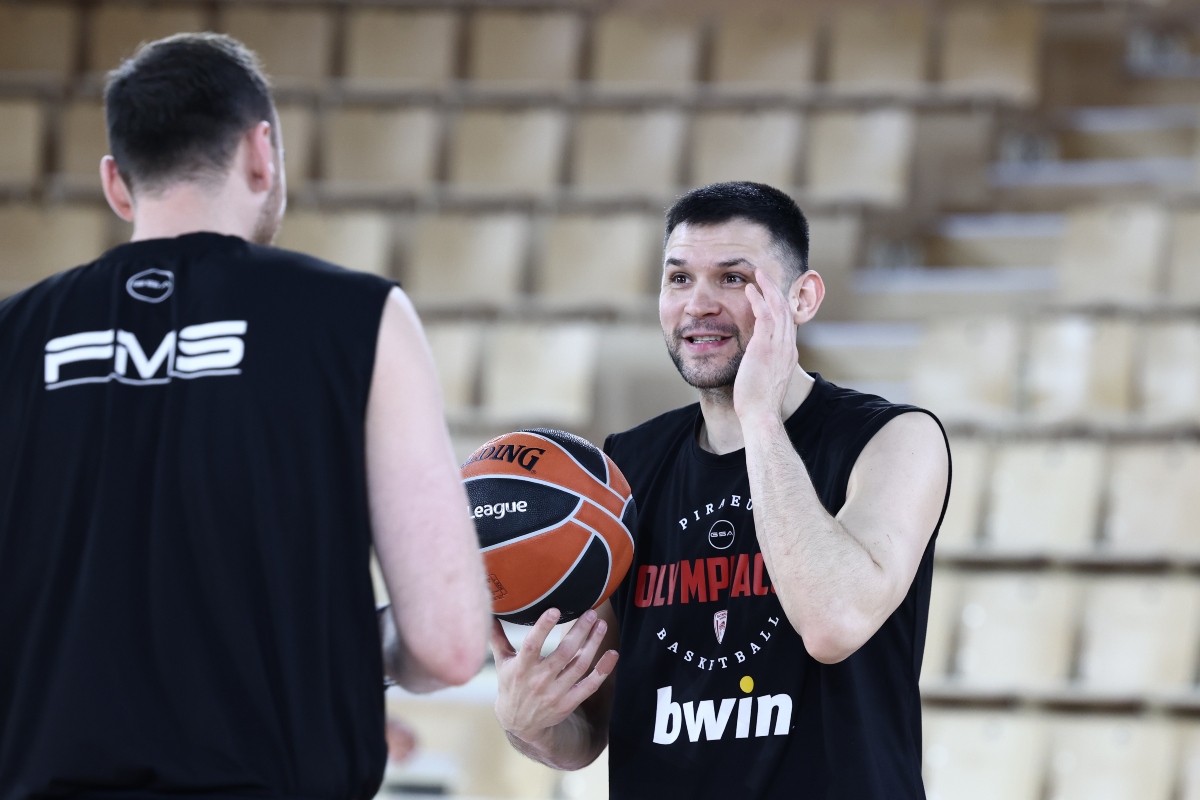 Τα πειράγματα του Παπανικολάου στον Βεζένκοφ και το παρεάκι με Μιλουτίνοφ – Το βίντεο του Sportal