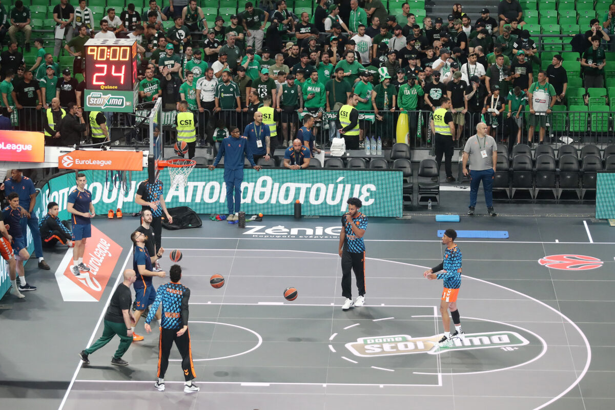 Έντονη παρουσία των φίλων του Παναθηναϊκού 1:30 ώρα πριν το τζάμπολ και πίσω από τον πάγκο της Βαλένθια