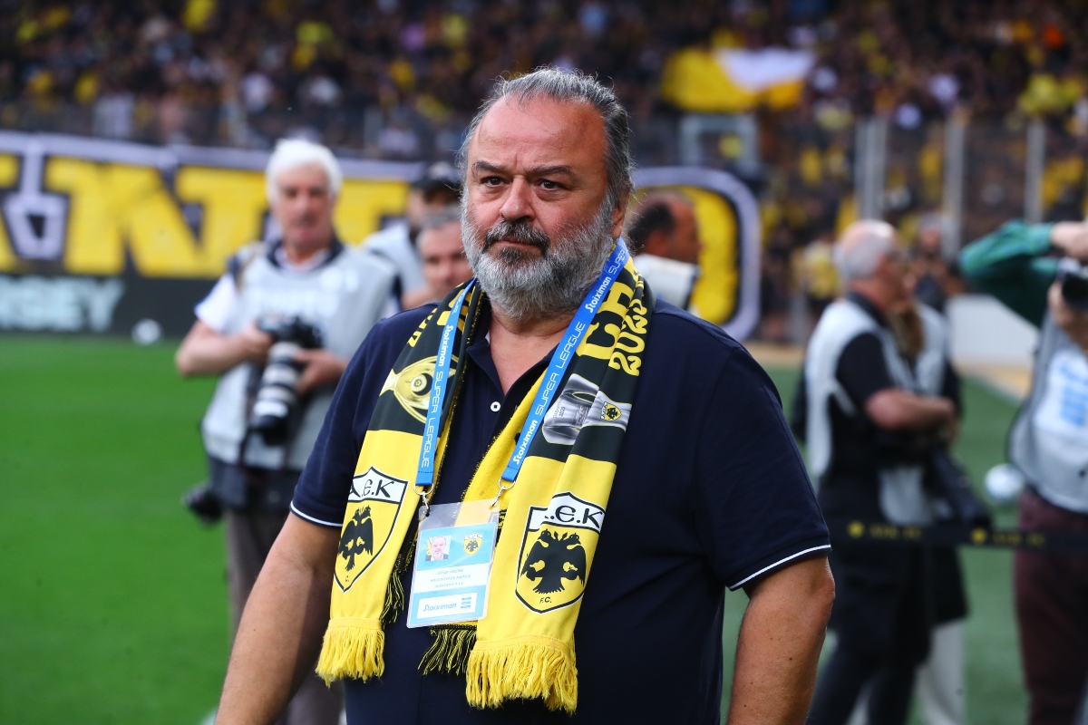 Ο Ηλιόπουλος φίλησε την μπάλα του ΑΕΚ-Παναθηναϊκός (pic)