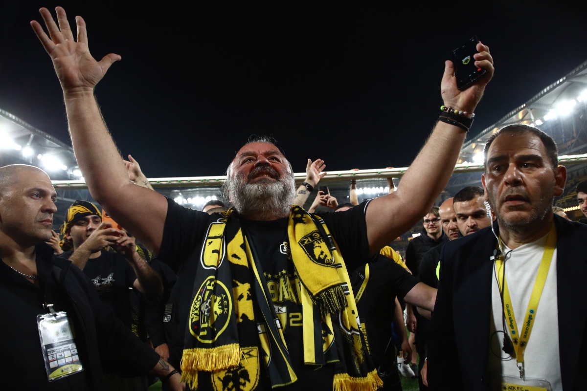 Βούρκωσε ο Ηλιόπουλος μετά το πρωτάθλημα της ΑΕΚ (pics)