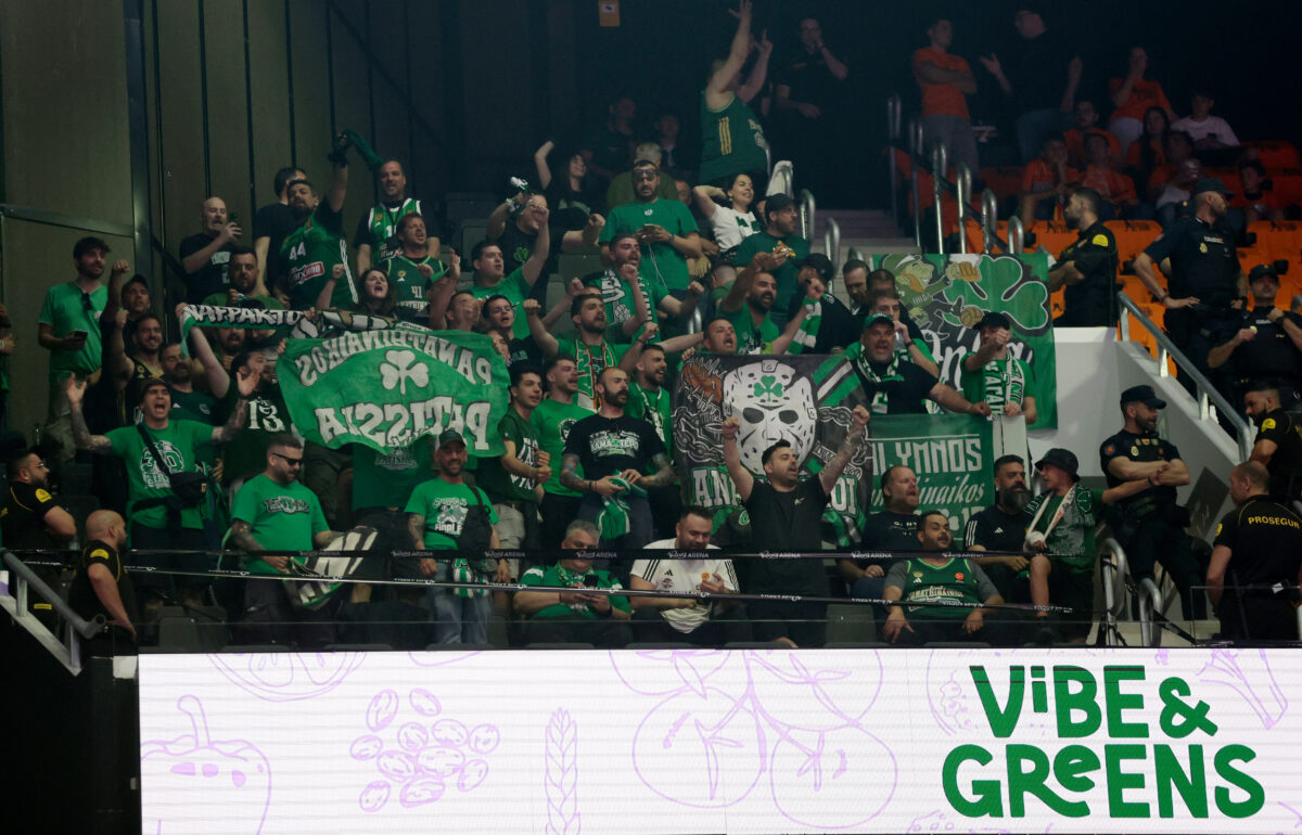Οι φίλοι του Παναθηναϊκού πήραν θέση στη Roig Arena και αποθέωσαν την ομάδα τους