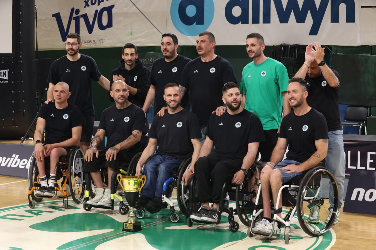 Εκρηκτική αποθέωση: Πήρε «φωτιά» η εξέδρα στην απονομή της ομάδας μπάσκετ με αμαξίδιο του Παναθηναϊκού (pics)