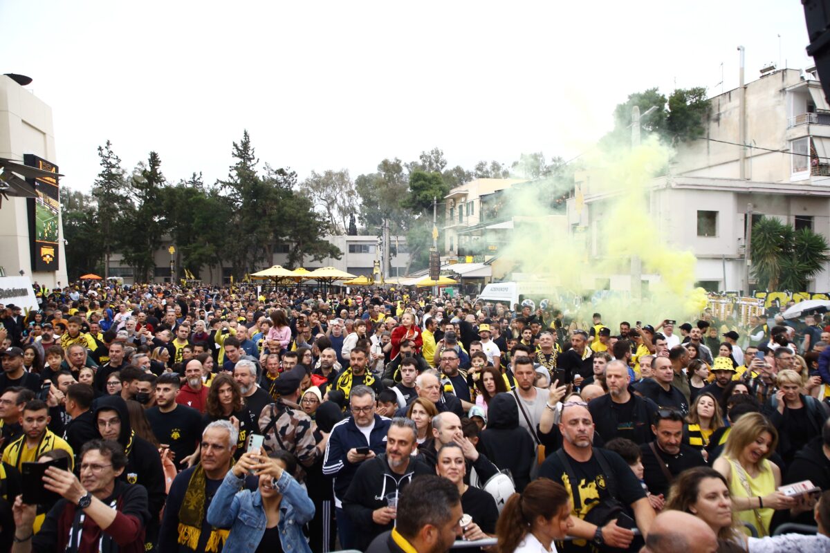 Πάρτι έξω από την Allwyn Arena από τους φίλους της ΑΕΚ πριν τη φιέστα – Το βίντεο του Sportal