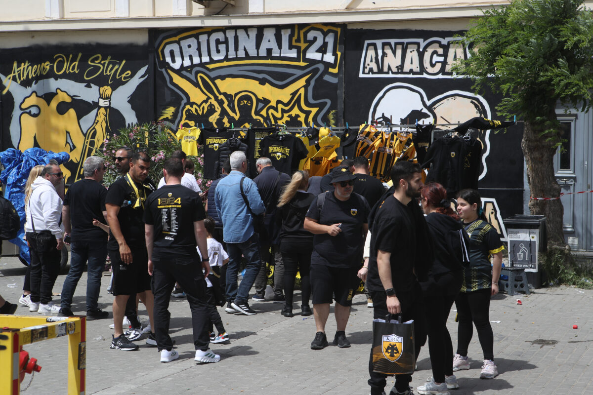 Χαμός έξω από την Allwyn Arena με χιλιάδες φίλους της ΑΕΚ ενόψει φιέστας (pics)