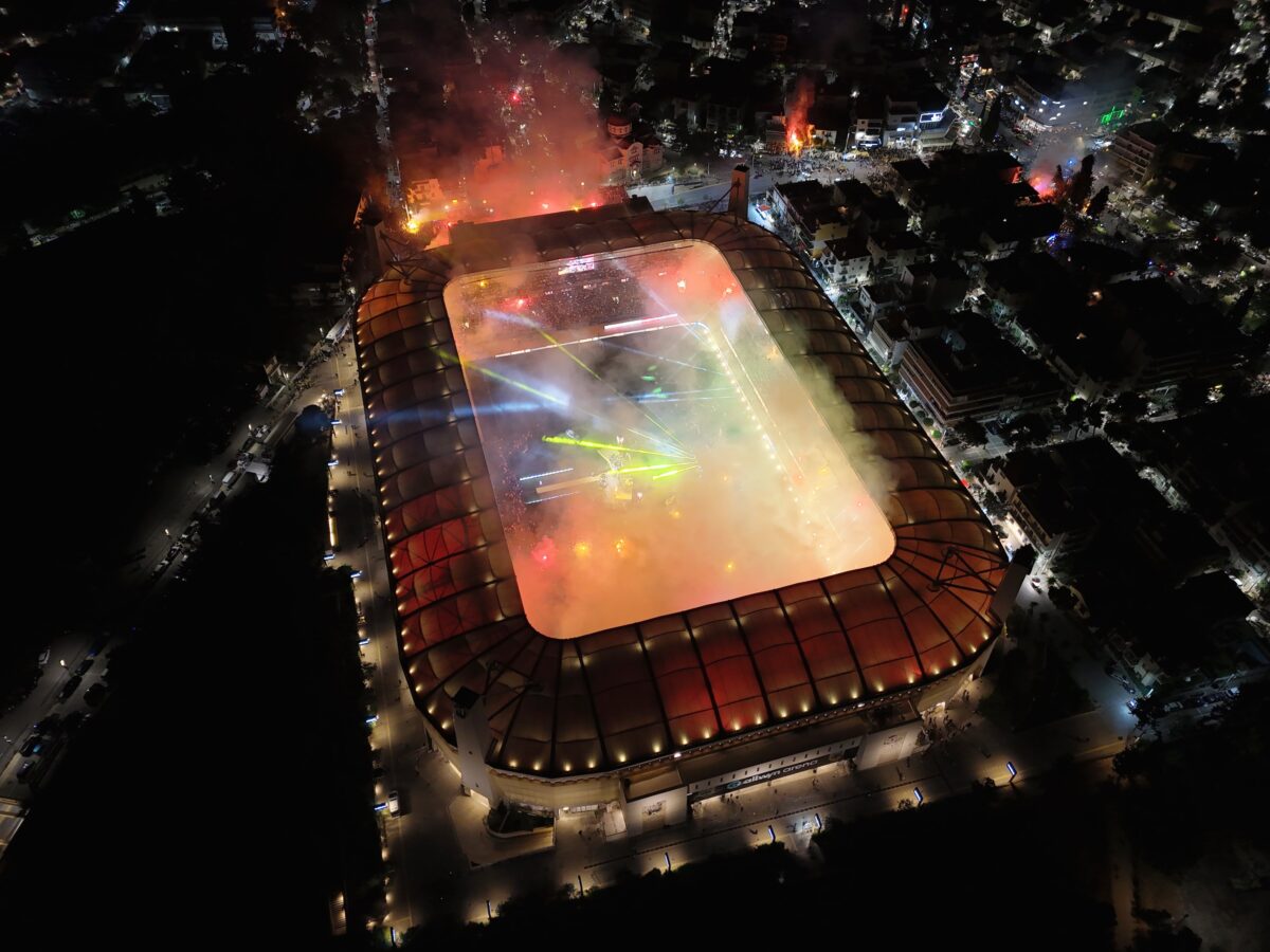 Στις… φλόγες η «Allwyn Arena» – Εντυπωσιακές εικόνες από drone (pics)