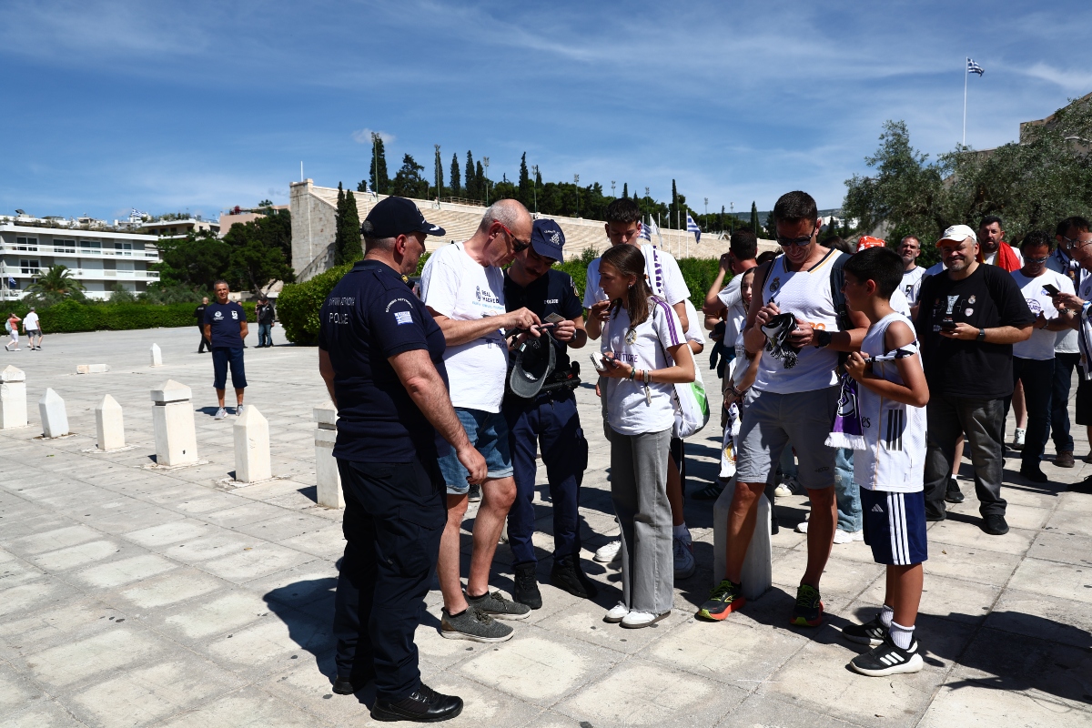Οι φίλοι της Ρεάλ στο Καλλιμάρμαρο για να αναχωρήσουν για το T-Center (pics + vid)