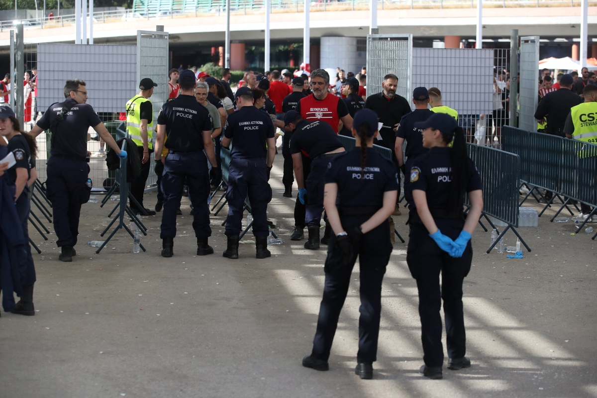 Εξονυχιστικός έλεγχος της αστυνομίας στους φιλάθλους έξω από το T-Center (pics)