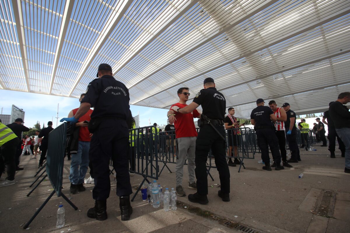 Ένταση έξω από το T Center με φίλους του Ολυμπιακού πριν τον τελικό