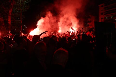 «Φλέγεται» ο Πειραιάς για τον πρωταθλητή Ευρώπης Ολυμπιακό (photos + video)
