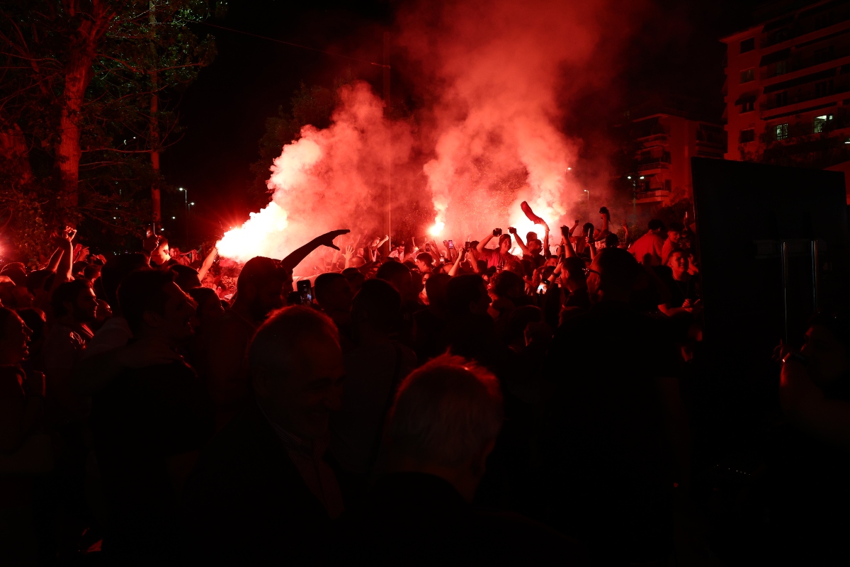 «Φλέγεται» ο Πειραιάς για τον πρωταθλητή Ευρώπης Ολυμπιακό (photos)