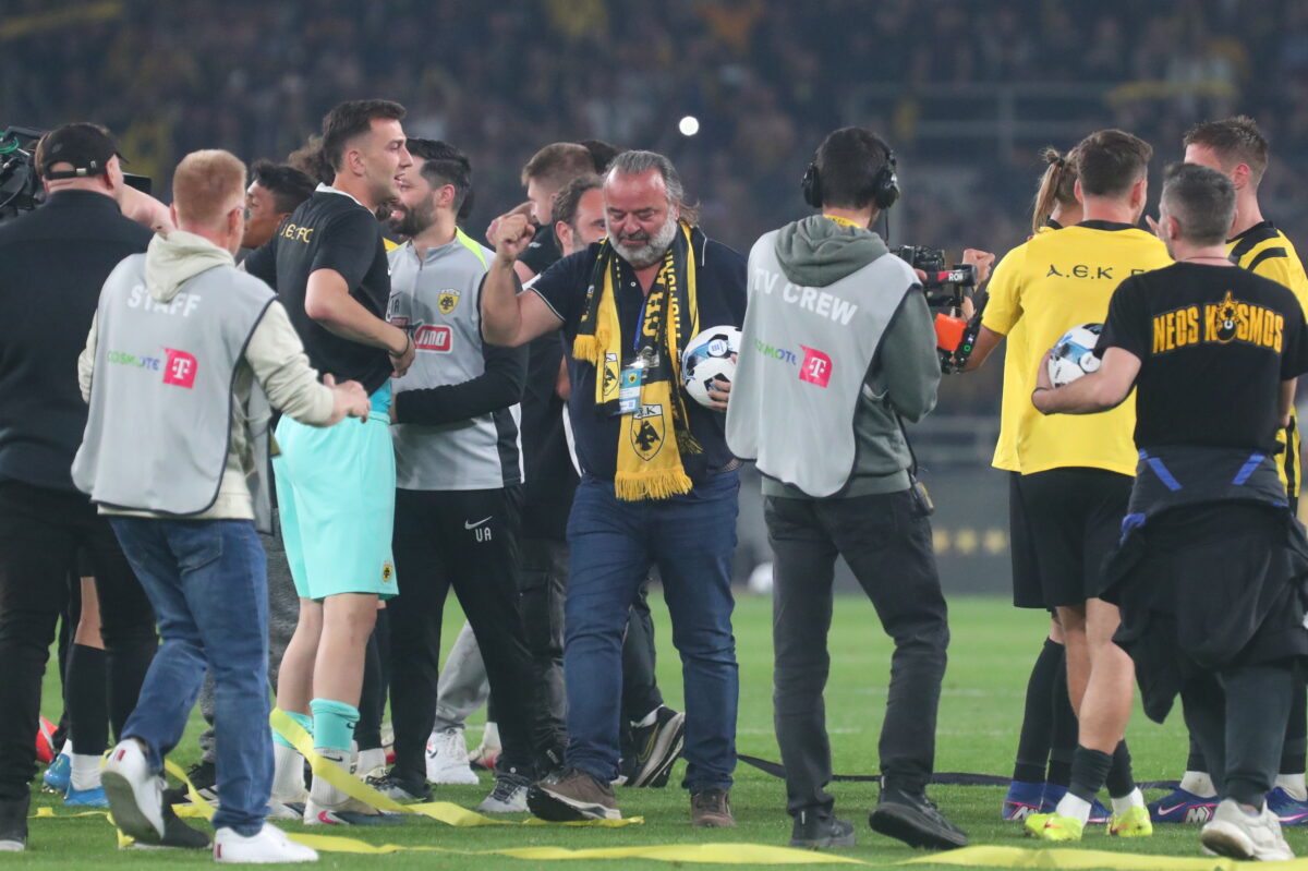Πανηγύρισε με την ψυχή του το πρωτάθλημα ο Ηλιόπουλος κρατώντας την μπάλα του αγώνα! (pic)
