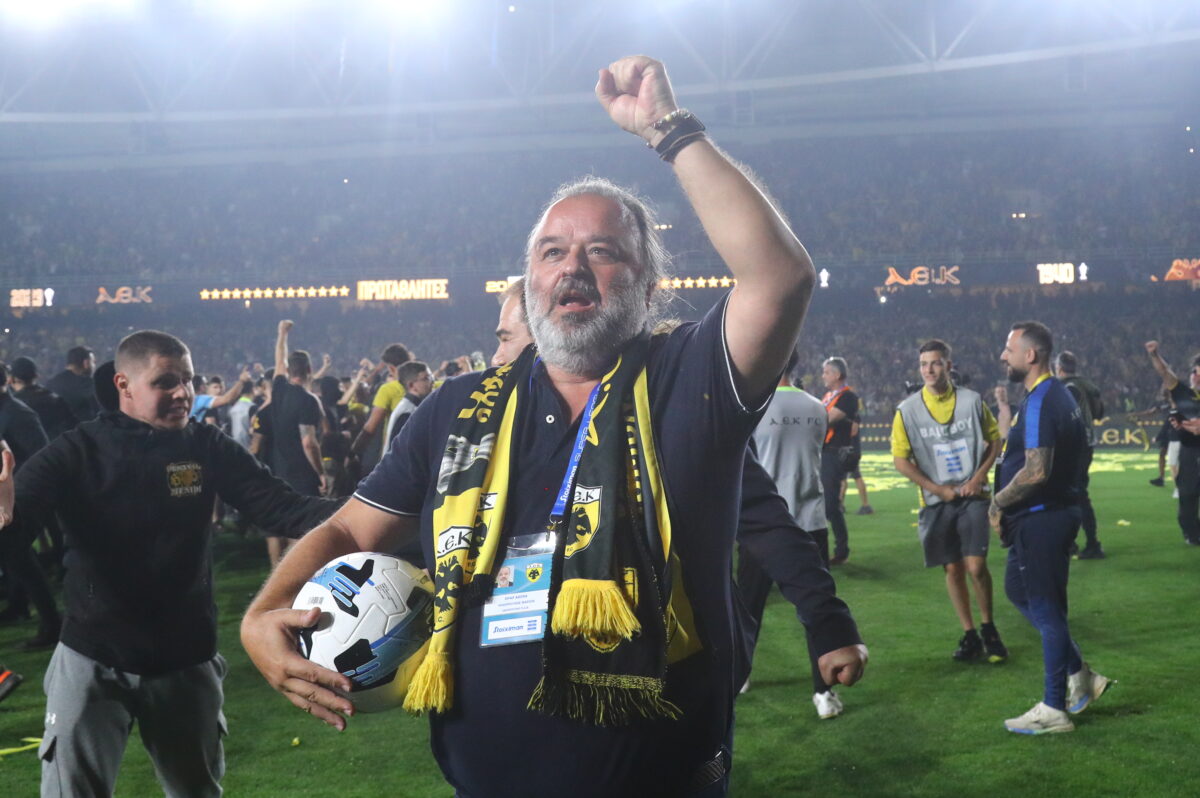 Έκανε τον γύρο του θριάμβου ο Ηλιόπουλος κρατώντας την μπάλα του αγώνα! (pic)
