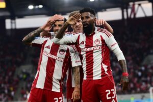 Ο Ροντινέι πανηγυρίζει το 1-0 με τον Τσικίνιο