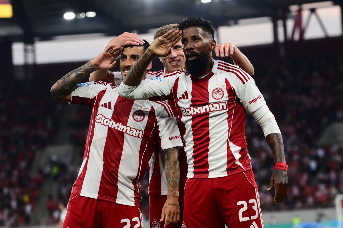 Ο Ροντινέι πανηγυρίζει το 1-0 με τον Τσικίνιο