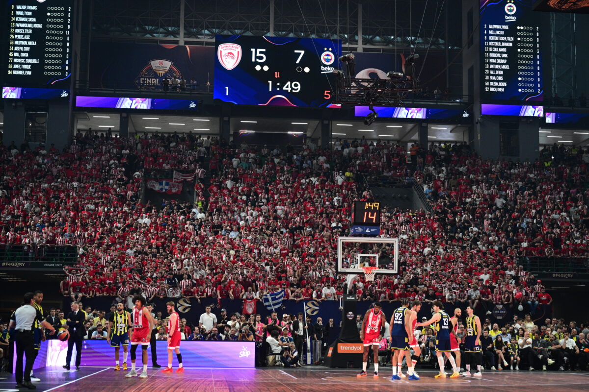 «Ερυθρόλευκη» κυριαρχία στις εξέδρες του Final Four – Πόσοι φίλαθλοι βρίσκονται στο T-Center (vid)