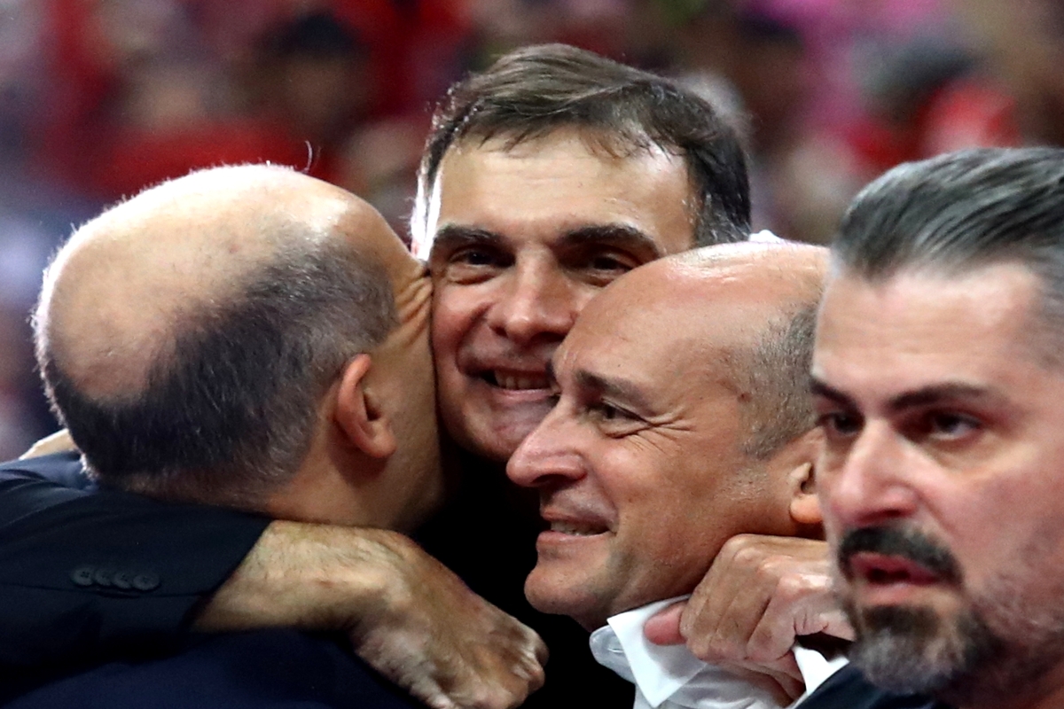 Το μεγάλο «ευχαριστώ» και η αγκαλιά των Αγγελόπουλων στον Μπαρτζώκα