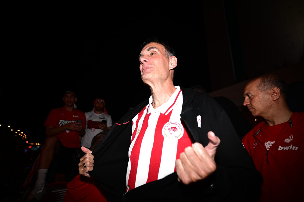 Με την επετειακή μπλούζα ο Μπαρτζώκας στο πούλμαν των Πρωταθλητών (pic)