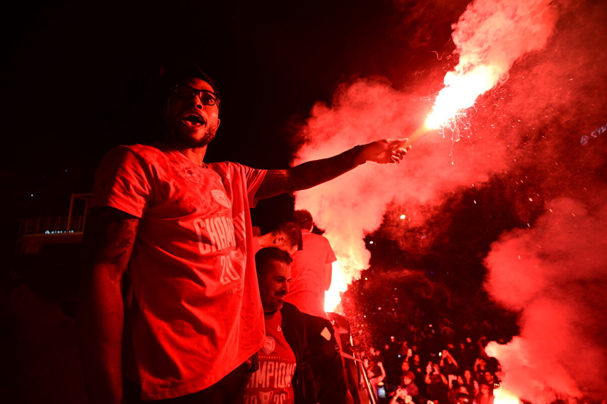 «Τρελάθηκε» ο Ταϊρίκ Τζόουνς – Με καπνογόνα στο λεωφορείο του Ολυμπιακού (vid)