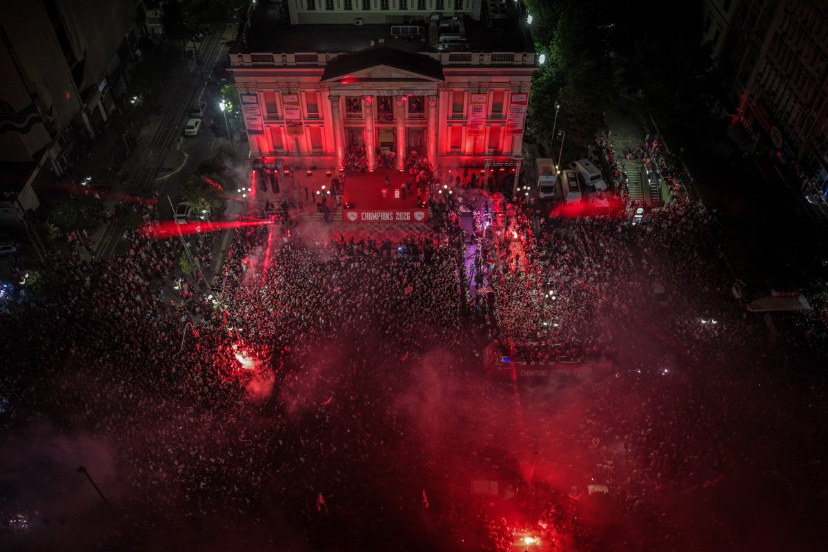 Πόσοι φίλοι του Ολυμπιακού πανηγύρισαν την EuroLeague στο Δημοτικό Θέατρο