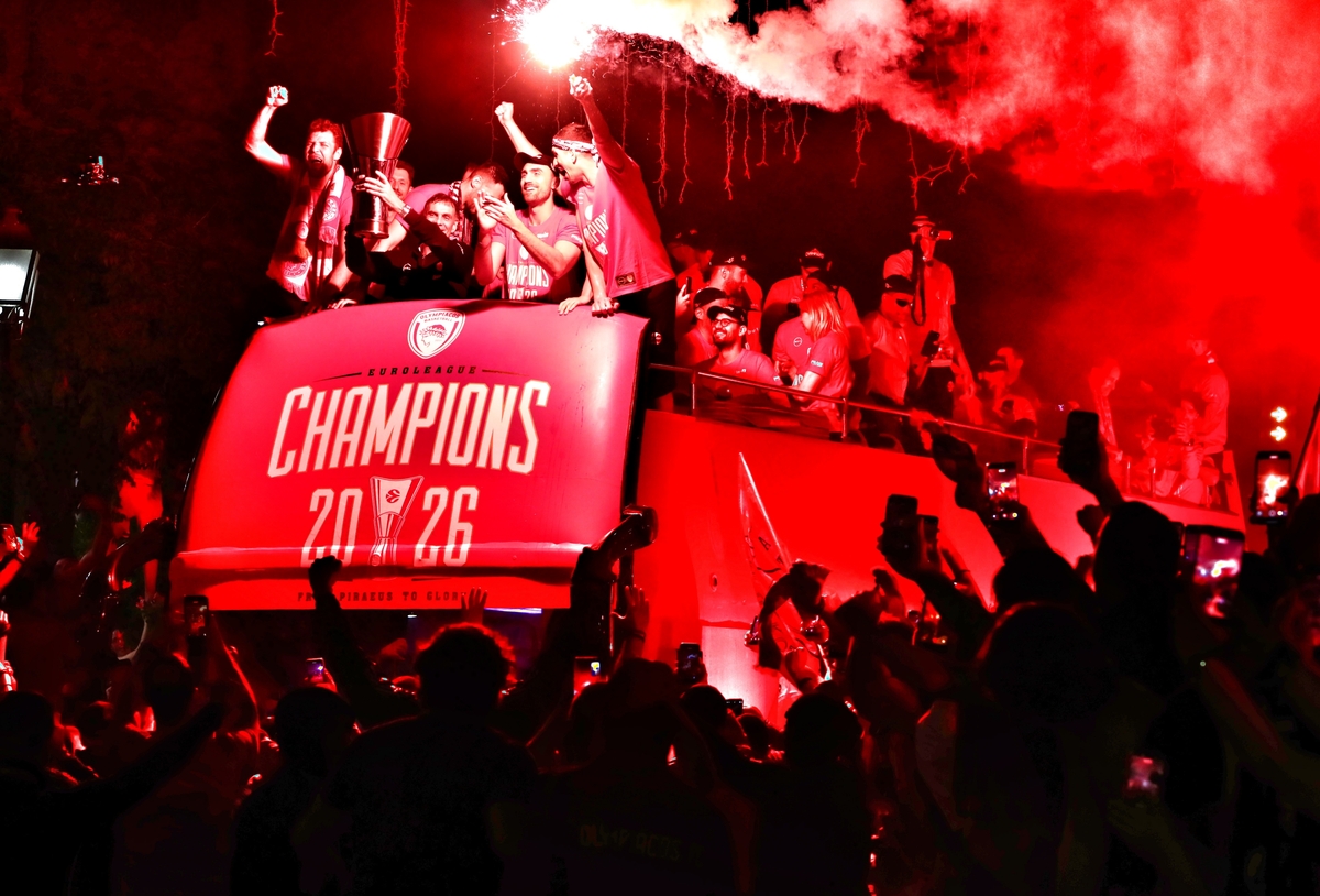 Piraeus in flames: Έτσι πανηγύρισαν την κατάκτηση της Euroleague Μπαρτζώκας, παίκτες και κόσμος!