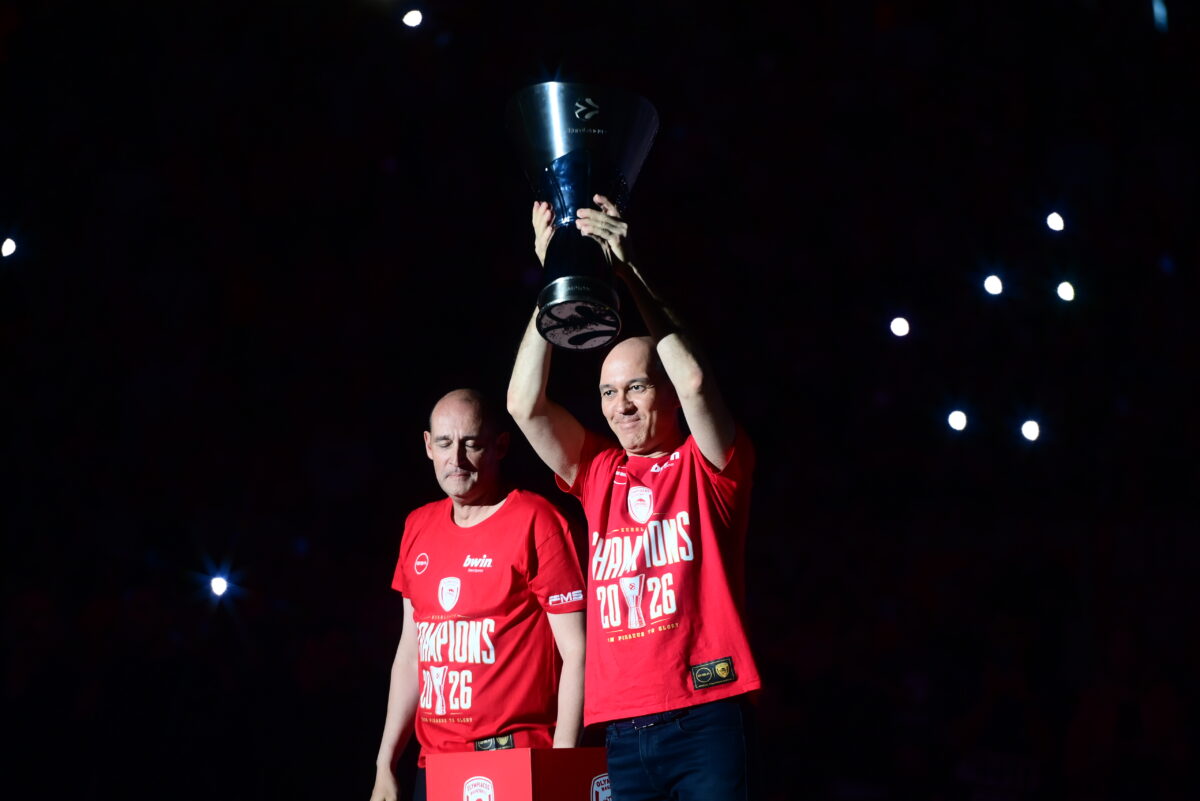 Οι Αγγελόπουλοι έφεραν το τρόπαιο της Euroleague στο ΣΕΦ και αποθεώθηκαν από 12.000 φίλους του Ολυμπιακού (vids)