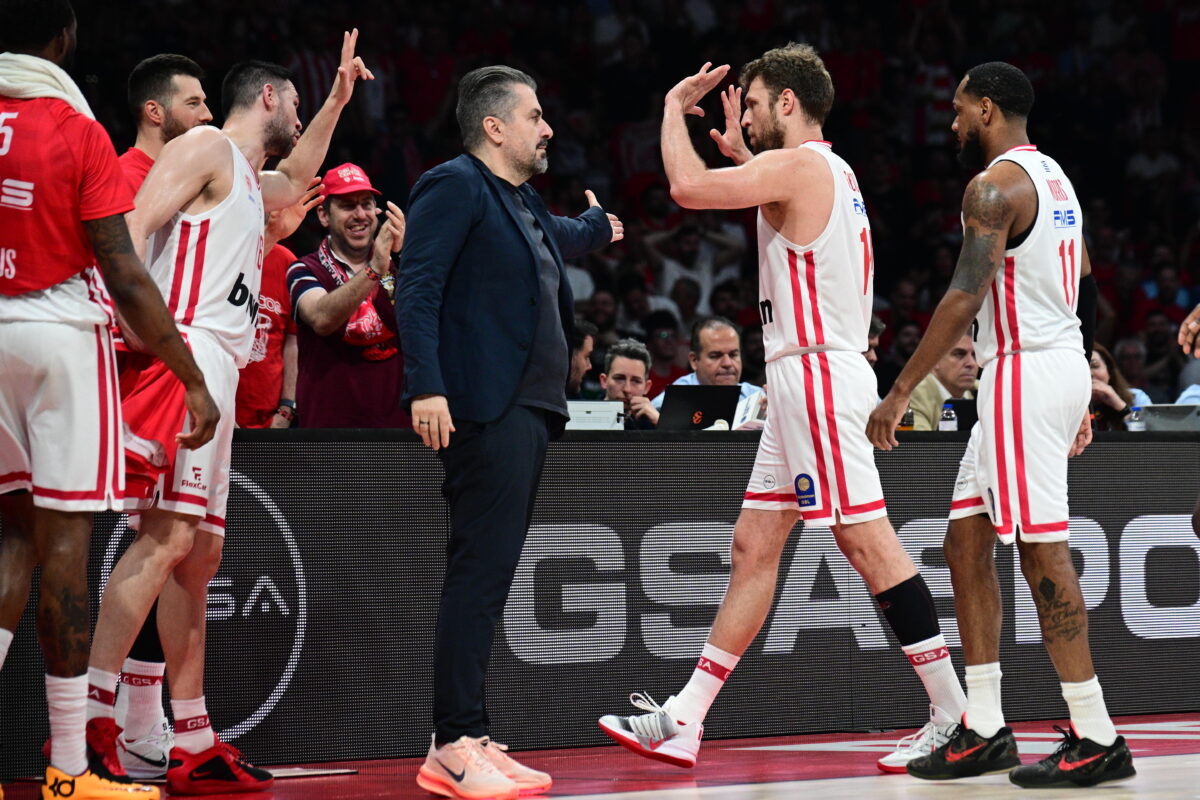 «Ασύλληπτο» buzzer beater από το κέντρο ο Βεζένκοφ που… ξεσήκωσε τον κόσμο στο ΣΕΦ (vid)