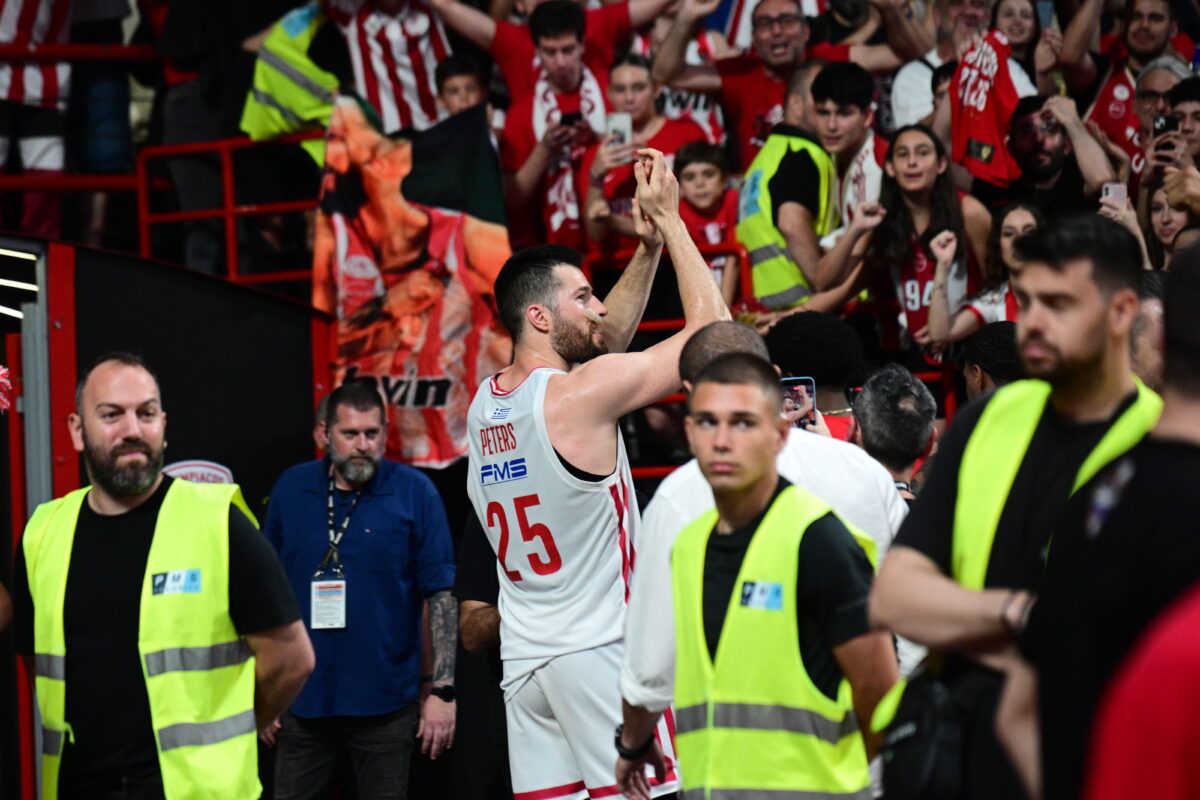 Ο κόσμος έστειλε το μήνυμα και ο Πίτερς το έλαβε – Πρέπει να μείνει στον Ολυμπιακό!