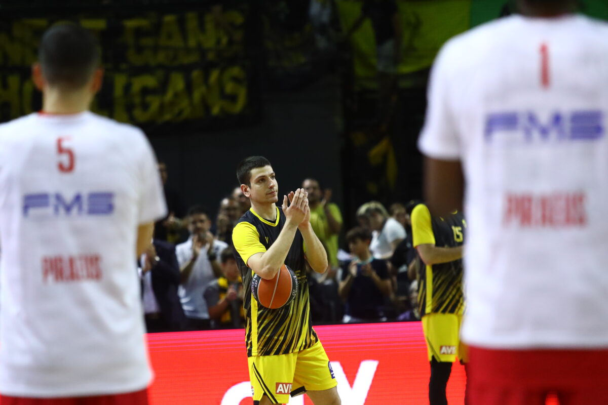 Ανατριχίλα στη SUNEL Arena: Χειροκρότημα για τον Φλιώνη μετά τον χαμό του πατέρα του – To βίντεο του Sportal