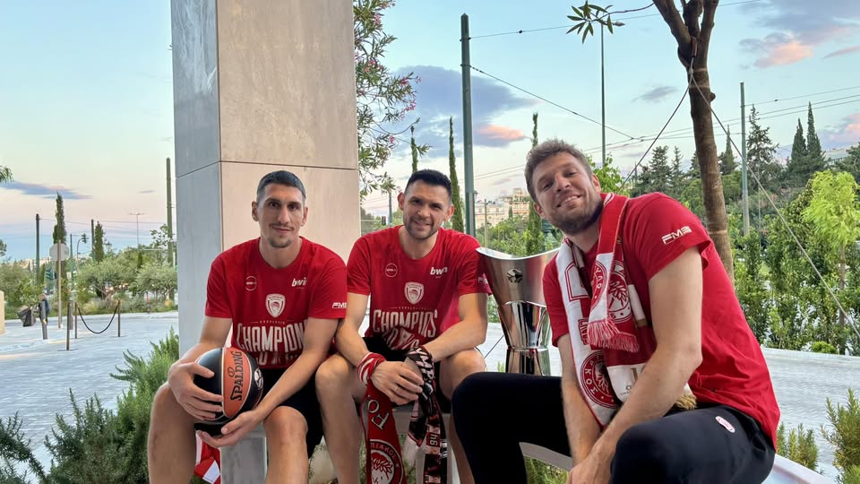 Η επική καλημέρα της ΚΑΕ Ολυμπιακός με το τρόπαιο και Παπανικολάου, Λαρεντζάκη και Βεζένκοφ (pic)