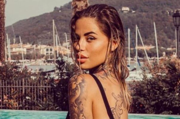 «Καυτή» σύζυγος ποδοσφαιριστή έκανε προσθετική στήθους και εξηγεί τον λόγο (pics)