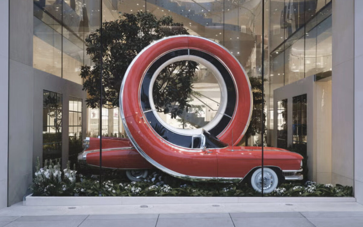 Εμβληματικά classic cars δίνουν άλλο αέρα στις βιτρίνες του οίκου Dior
