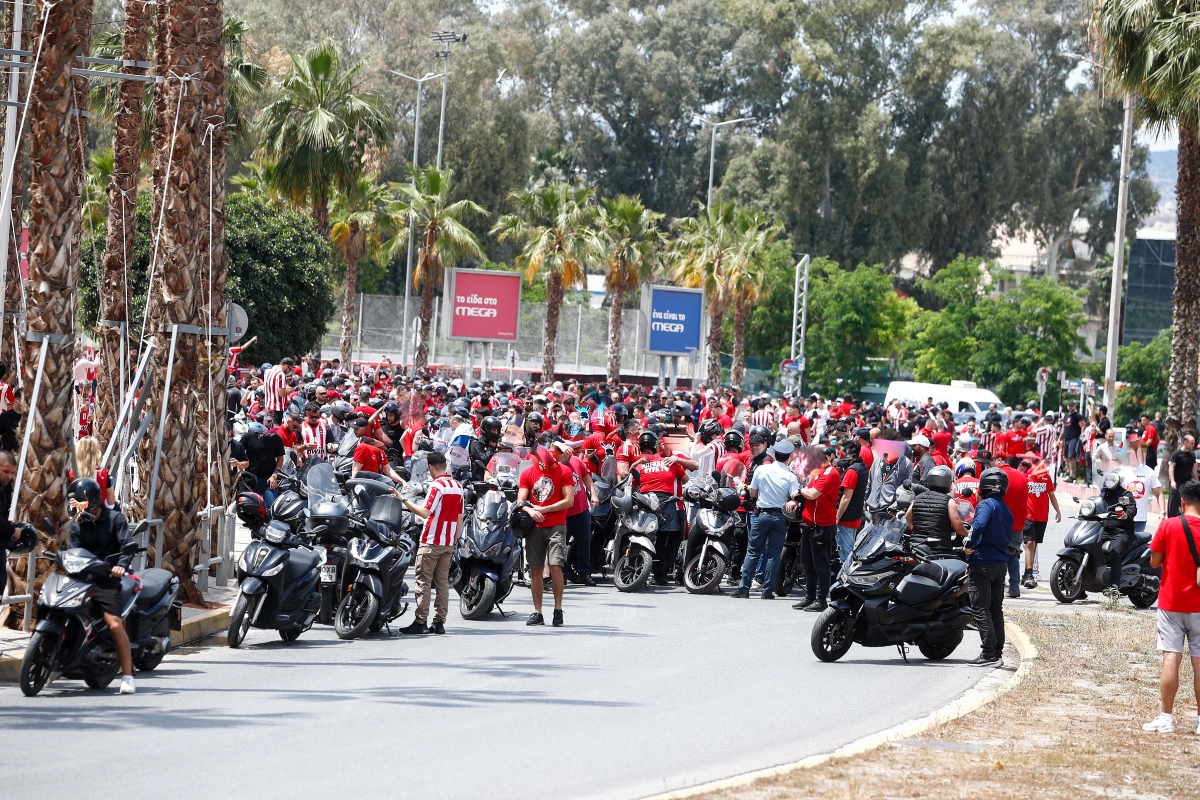 Ολυμπιακός: Στιγμές από την μηχανοκίνητη πορεία των «ερυθρόλευκων» προς το T-Center (pics)