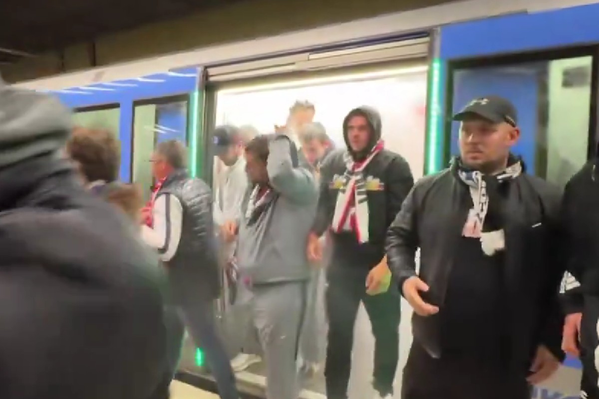 Πανικός στο μετρό του Μονάχου: Οπαδοί της Παρί άναψαν καπνογόνα, επενέβη η αστυνομία (vid)