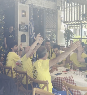 Οι φίλοι της Φενέρ σε ταβέρνα στο Θησείο λίγο πριν το τζάμπολ (vid)
