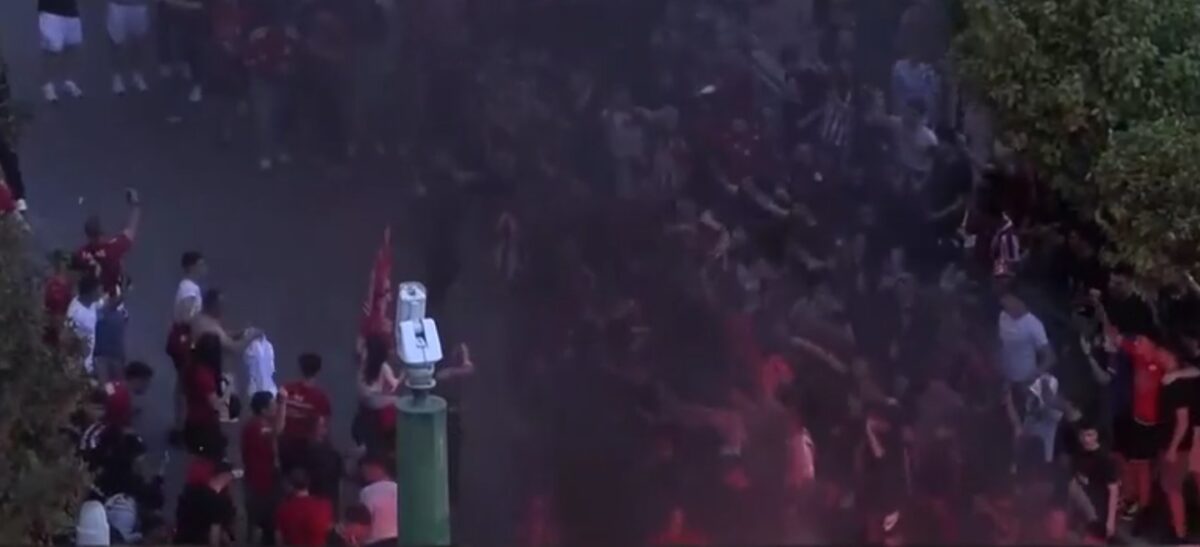 Ο Πειραιάς πανηγυρίζει για τον Ολυμπιακό (vid)