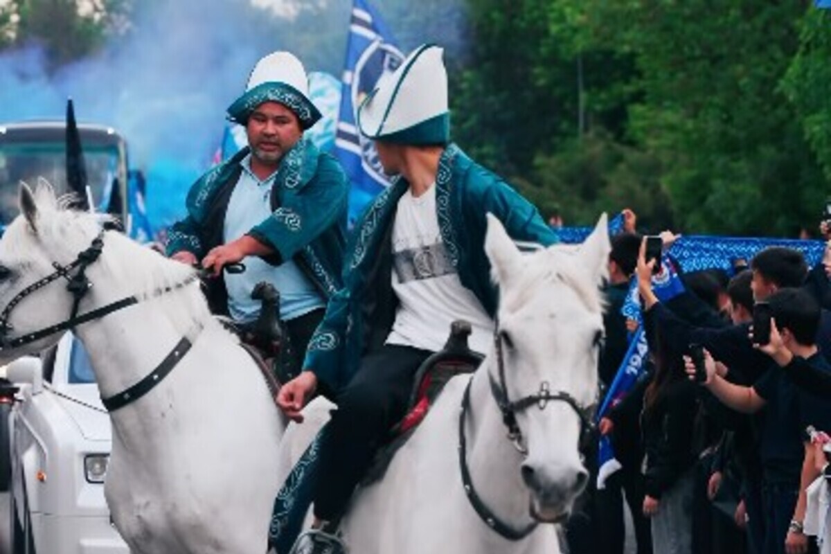 Μυθικά πράγματα: Οπαδοί στο Καζακστάν έφτασαν στο γήπεδο με… άλογα
