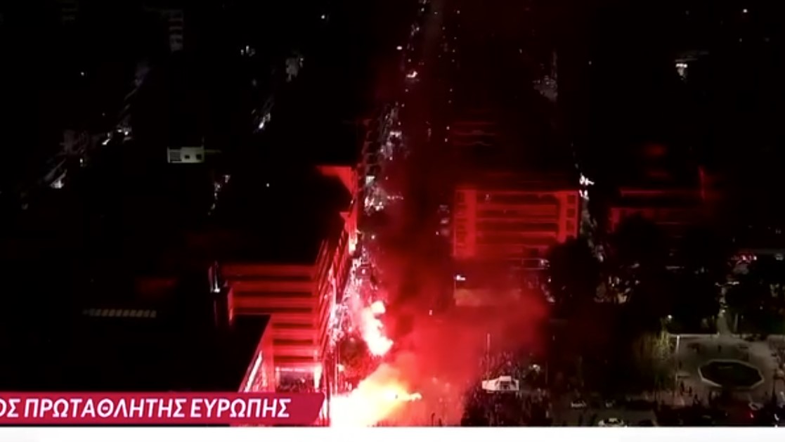 Ο Πειραιάς στις «φλόγες» για τον Ολυμπιακό- Εικόνες από drone (vid)