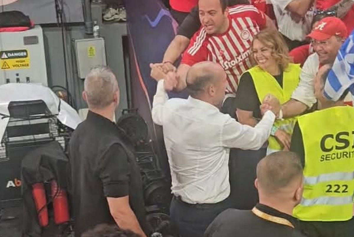 Ο Παναγιώτης Αγγελόπουλος στην κερκίδα με τον κόσμο του Ολυμπιακού (vid)