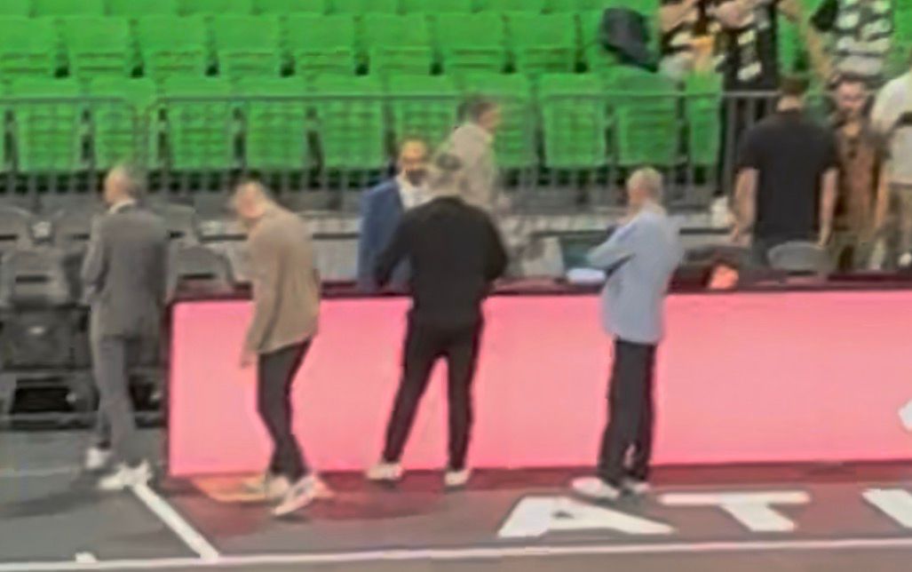 Αποδοκιμασίες στους διαιτητές του Game 4 κατά την είσοδό τους στο T-Center (vid)