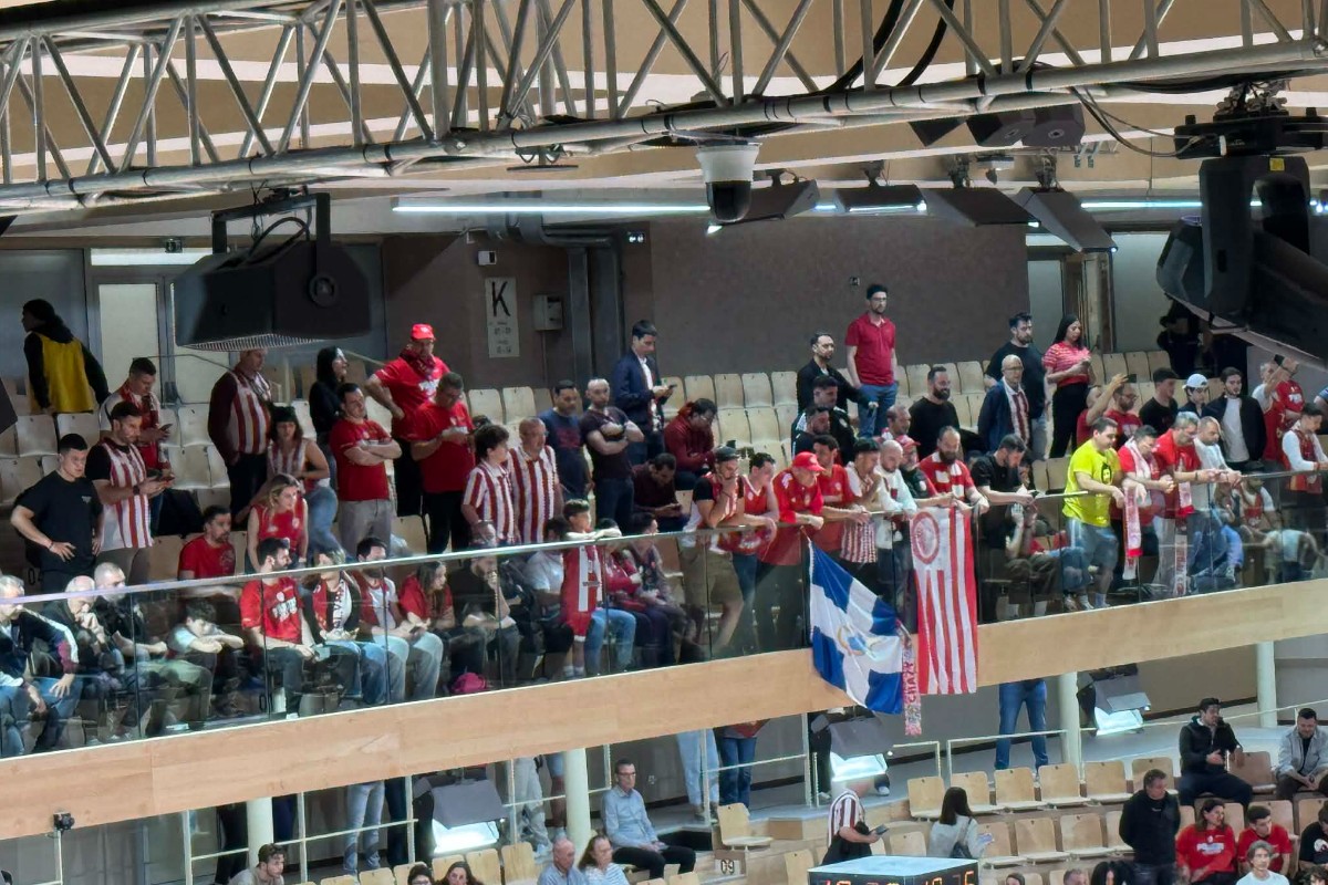 Το «ερυθρόλευκο» χρώμα στο γήπεδο της Μονακό από τους οπαδούς του Ολυμπιακού (vid)