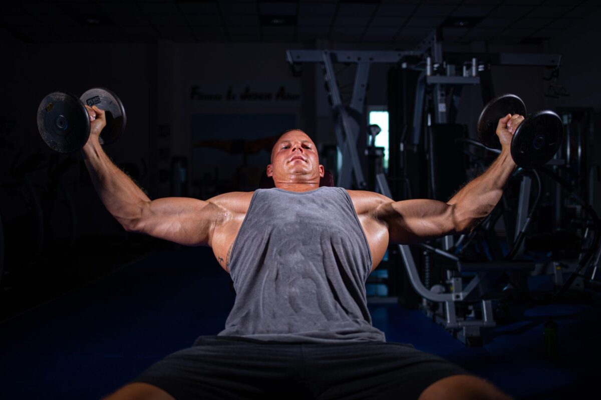 T-BenchDumbbellFly: Η Άσκηση που Χτίζει το Στήθος