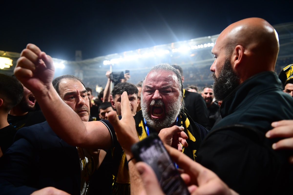Το βίντεο του Sportal με το απίθανο σπριντ του Ηλιόπουλου με το κασκόλ της ΑΕΚ!