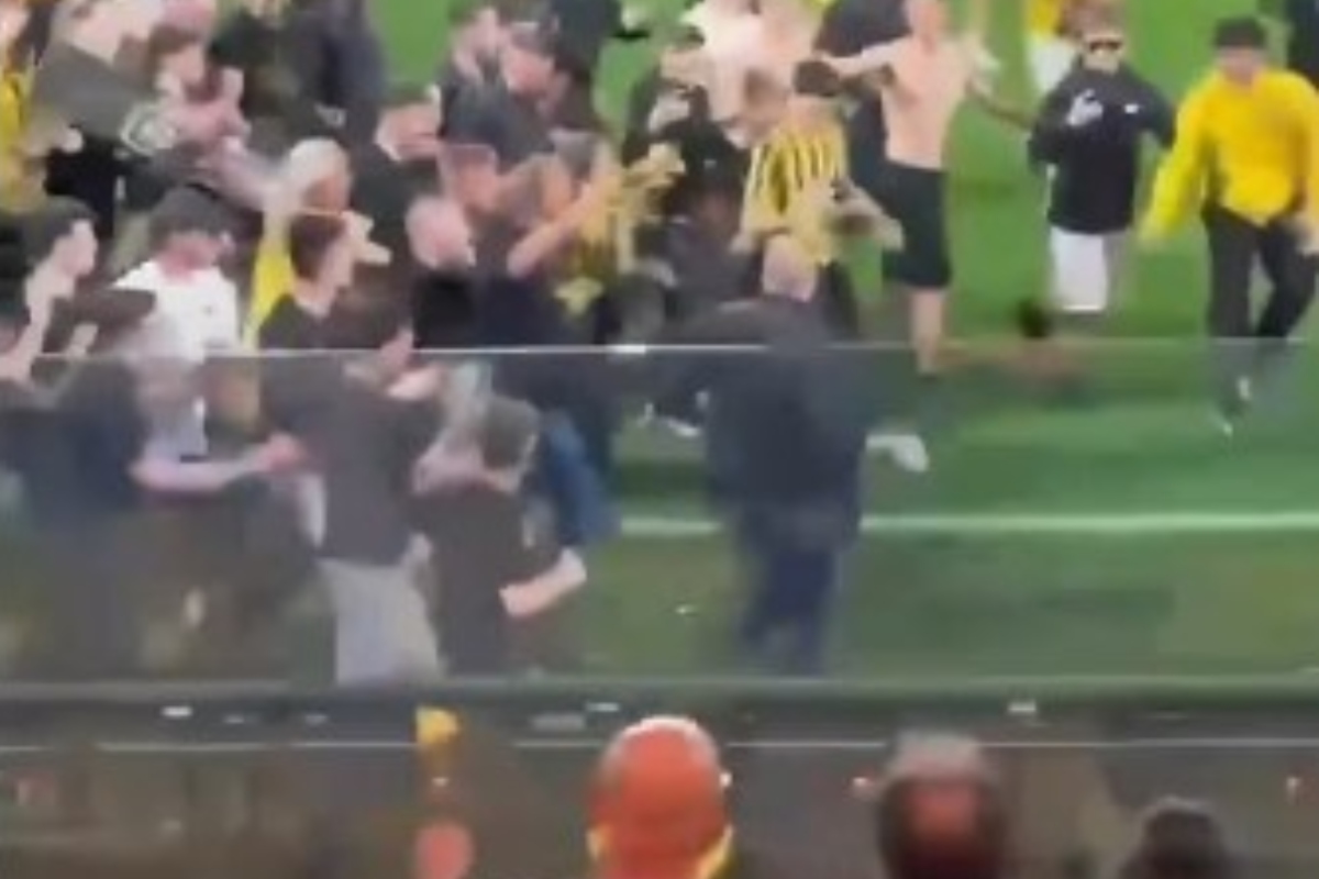Το βίντεο του Sportal με το απίθανο σπριντ του Ηλιόπουλου και το κασκόλ της ΑΕΚ!
