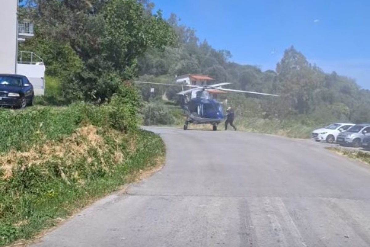 Η στιγμή που ο Ηλιόπουλος μπαίνει στο ελικόπτερο για τη φιέστα της ΑΕΚ (Vid)
