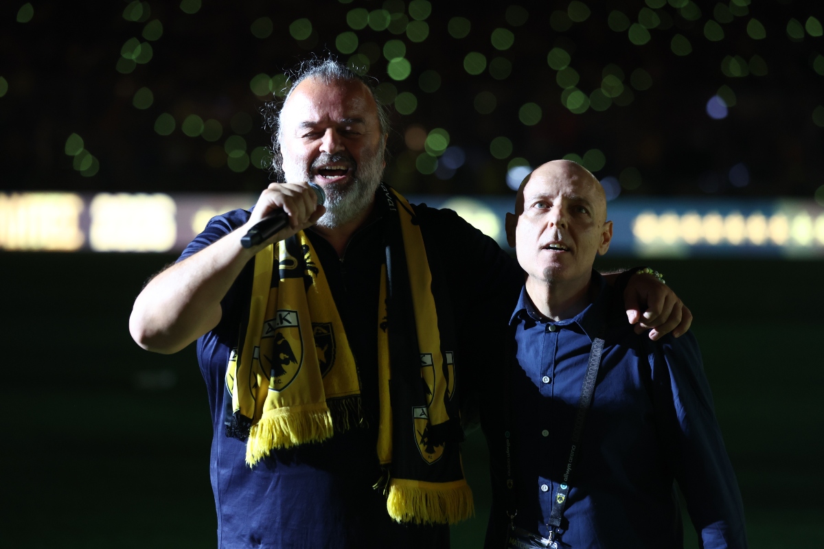 Τραγούδησε στην φιέστα της ΑΕΚ ο Μάριος Ηλιόπουλος (Vid)