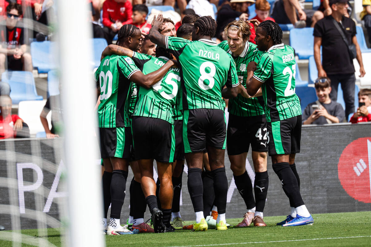 Η Σασουόλο λύγισε με 2-0 τη Μίλαν των δέκα παικτών