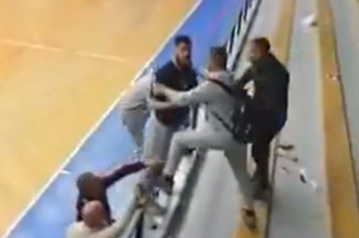 Νέα ένταση με Κάλινιτς, σκαρφάλωσε στην εξέδρα! (pic/vid)